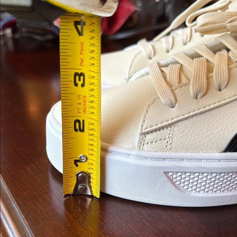 New No tag Puma Women’s Off-White Leather Platform sneakers size 8